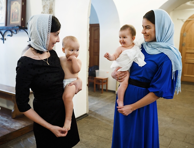 Как одеться на крестины? Что должны купить крестные родители на крестины? Обязанности крестной матери при крещении. Подготовка к крещению крестной