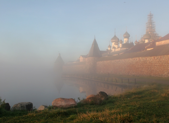 Утро у стен монастыря
