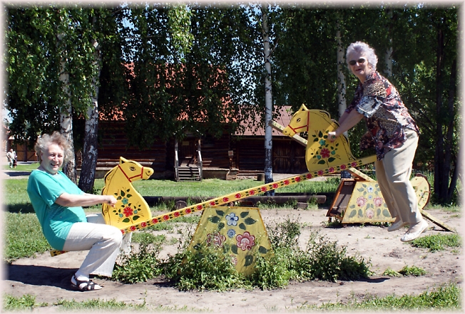 Старушки-веселушки.Музей деревянного зодчества и крестьянского быта. г.Суздаль