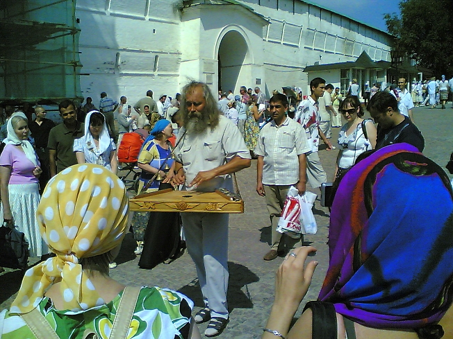 Гусляр собрал толпу