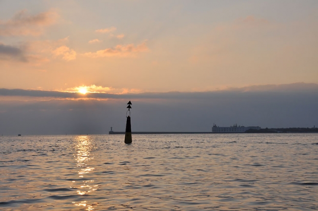 На море
