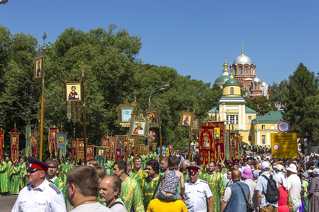 Выход Всенародного крестного хода из Покровского Хотькова монастыря