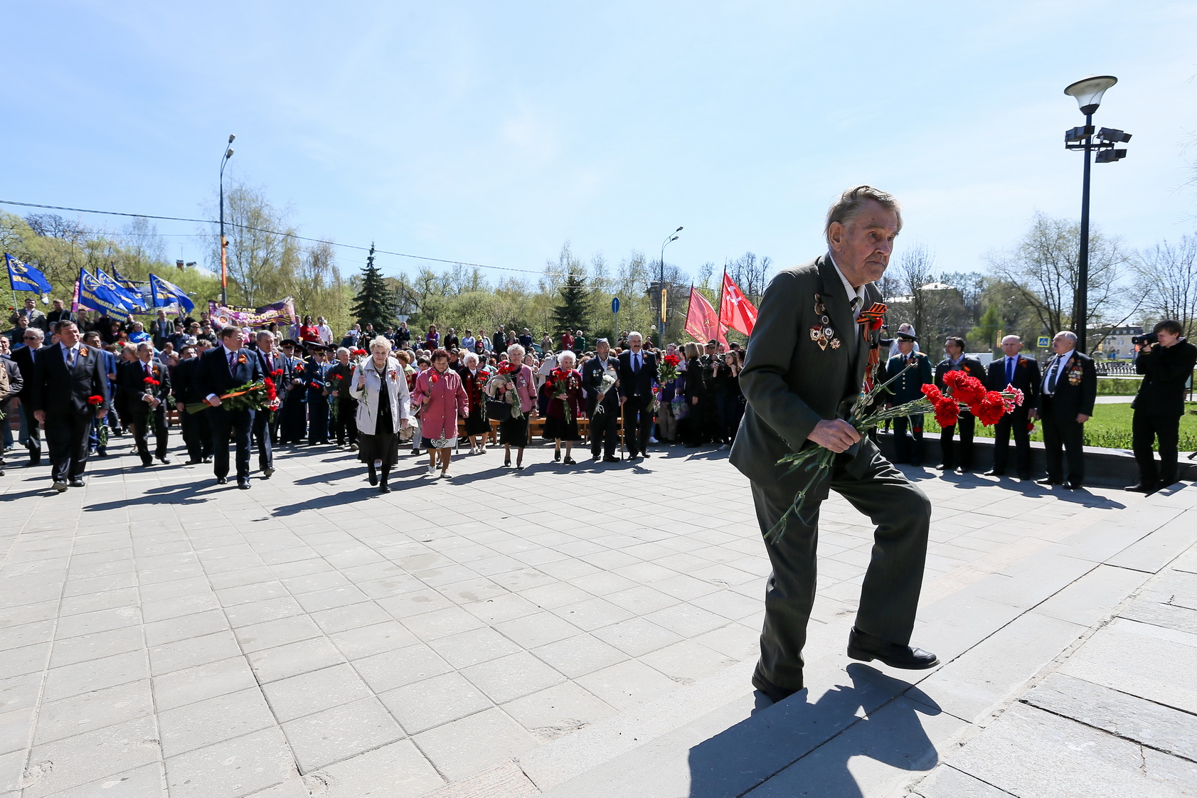 Возложение цветов к вечному огню самара. Ветераны вов с ленинское еао. 8 мая в городе. Празднование дня победы во франции. 9 мая лангепас.