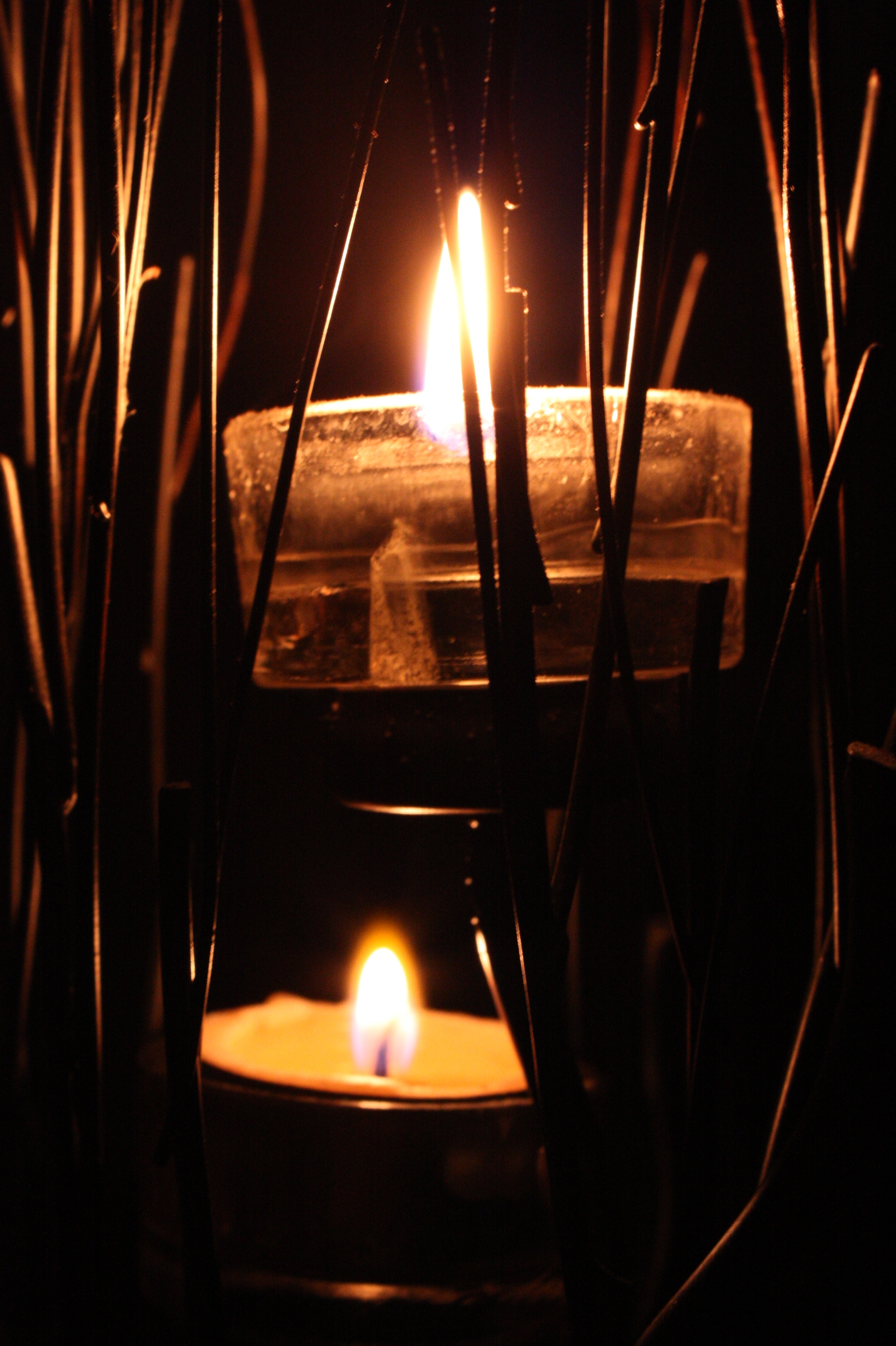 Зажгем свечи. Свеча. Зажженная свеча. Снимок зажженной свечи. Две свечи.