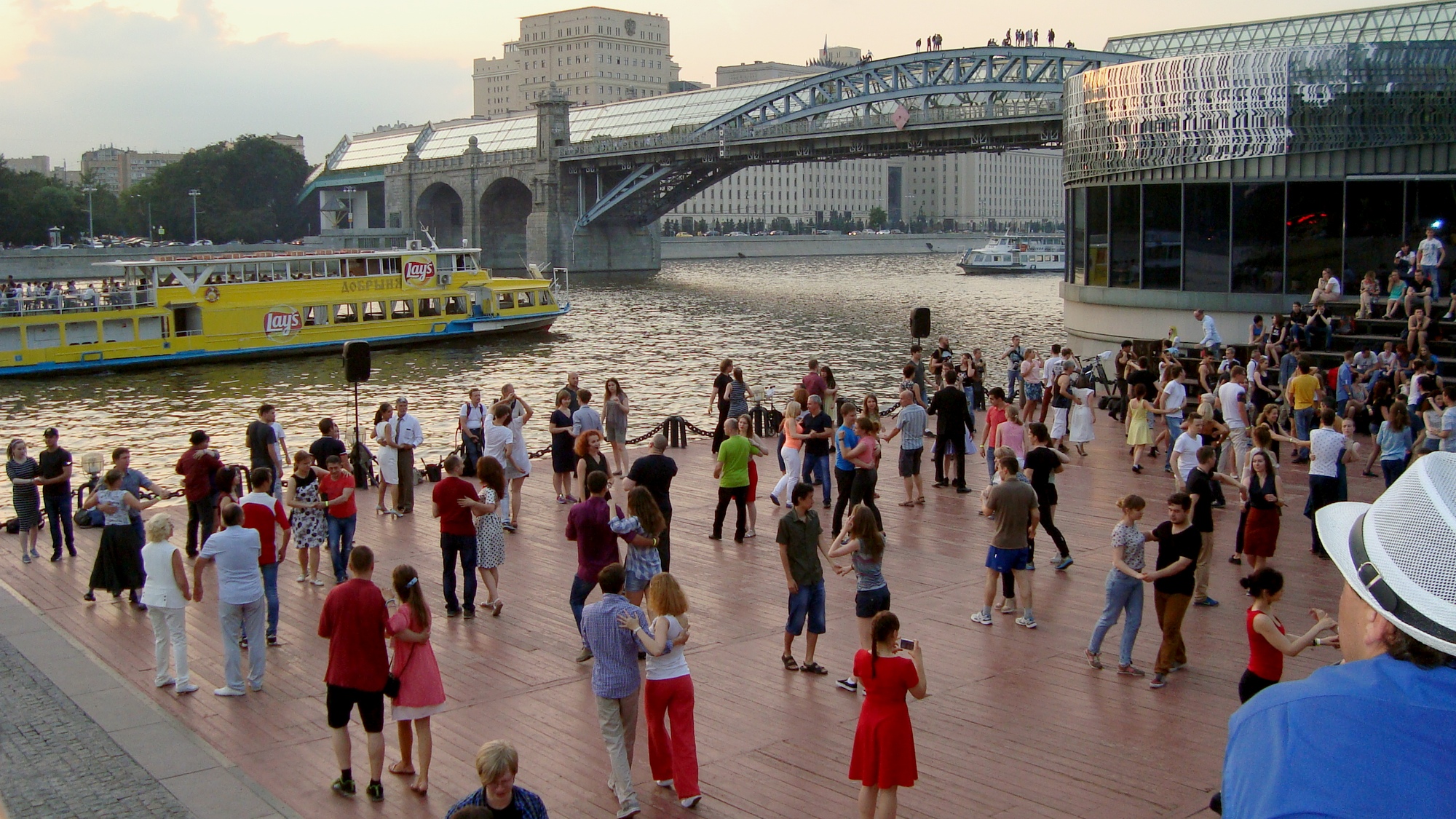 Куда погулять сегодня. Парк Горького Москва набережная. Москва река парк Горького. Танцы на набережной. Лето Москва набережная парк Горького.