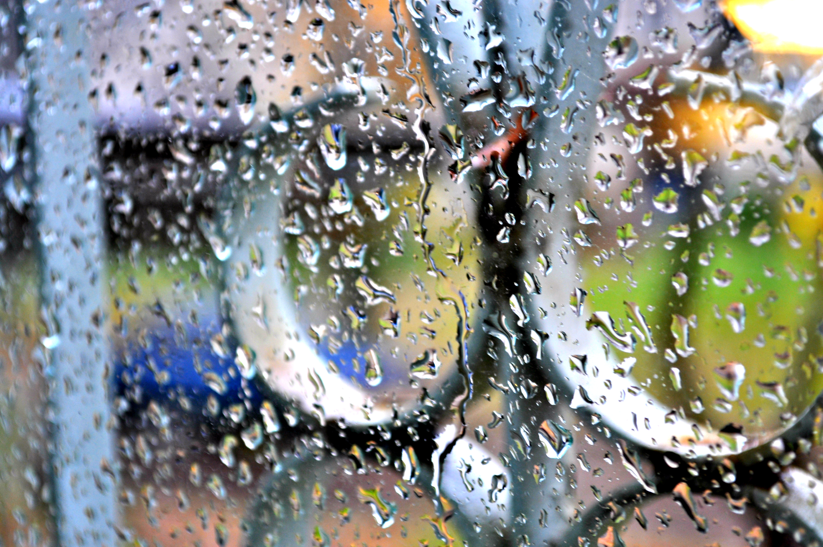С крыш посыпались звонкие капли. Капли дождя. Дождь картинки. Дождь на стекле. Красивый дождь.