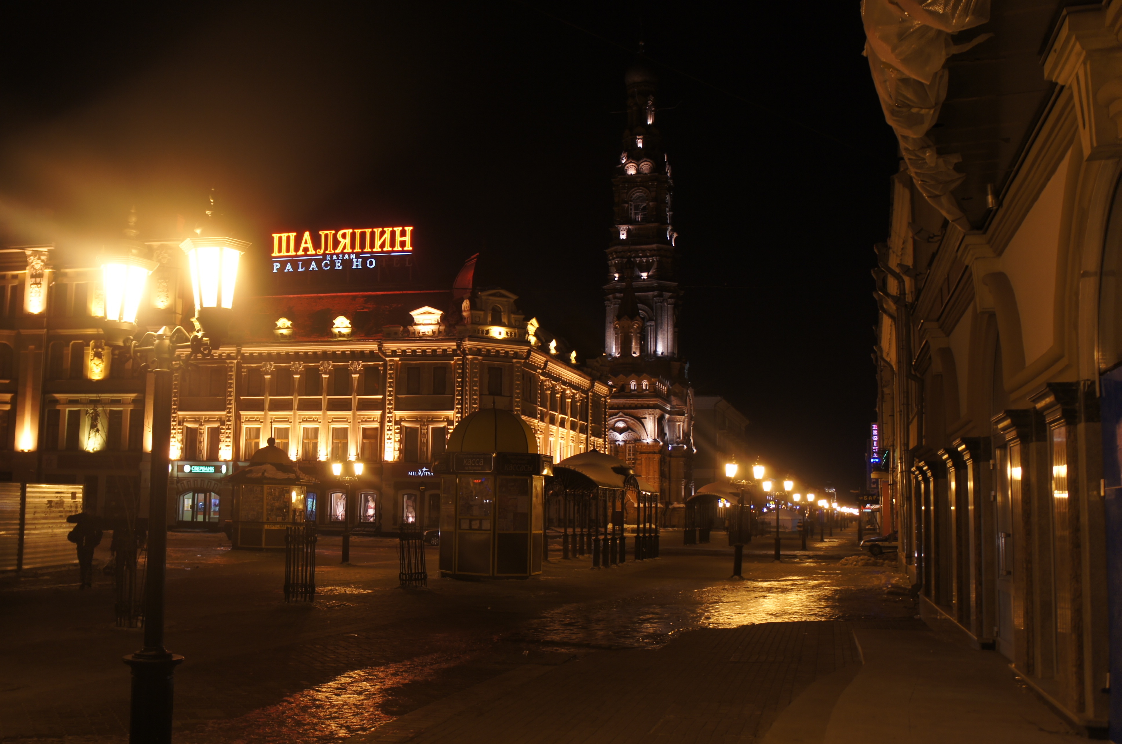 Насколько вечером. Ночная улица Баумана Казань. Улица Баумана Казань ночью. Улица Баумана Казань вечером. Баумана Казань ночью.